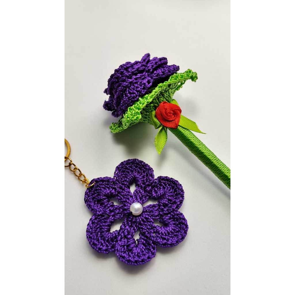 Caneta Decorada Flor Roxa + Chaveiro Flor em Crochê – Feito à Mão por Caprichos da Lucy 💜