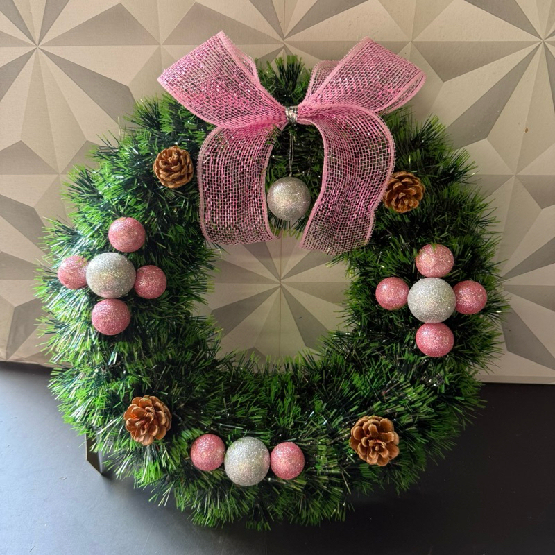 Guirlanda de Natal rosa decorada com bolas de Glitter Papai Noel de pendurar porta parede placa verde pink bolinha rosas