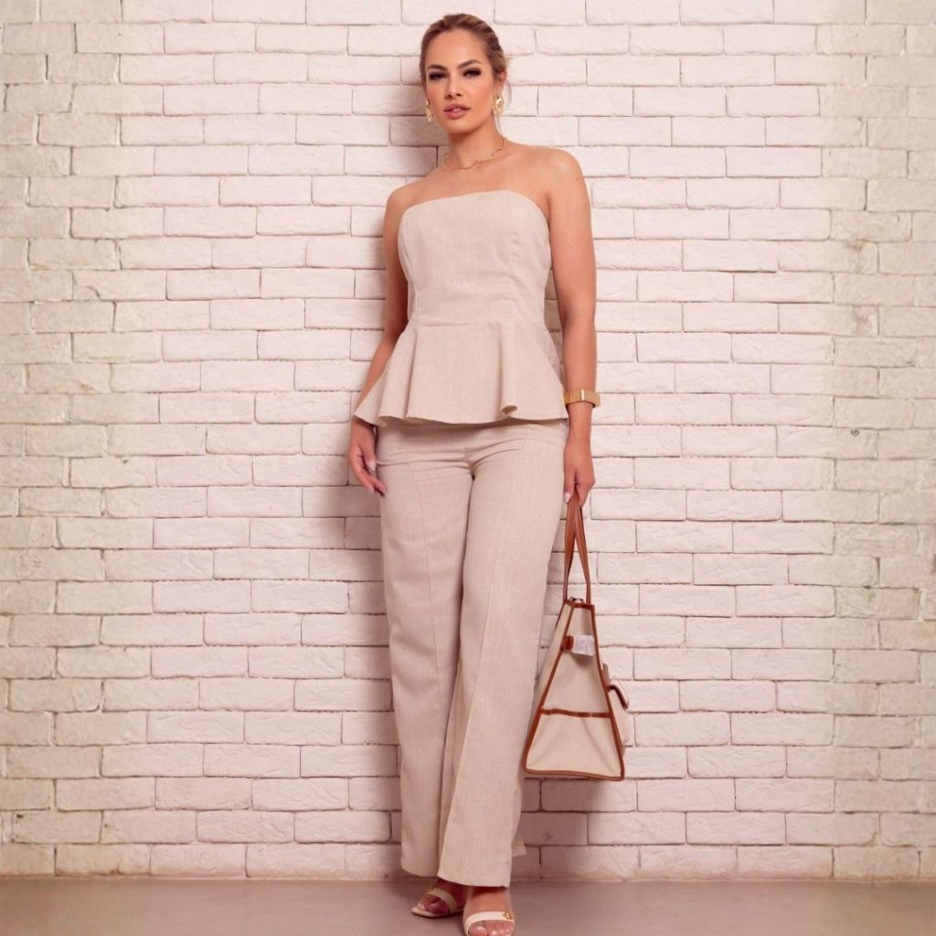 Conjunto Feminino Calça Reta e Blusa Peplum com Babados Tomara que Caia Em Linho Misto Mod...
