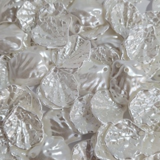 Pingente Folha Branco Perolado 20x17mm Pacote com 50 Gramas em Oferta na Shopee