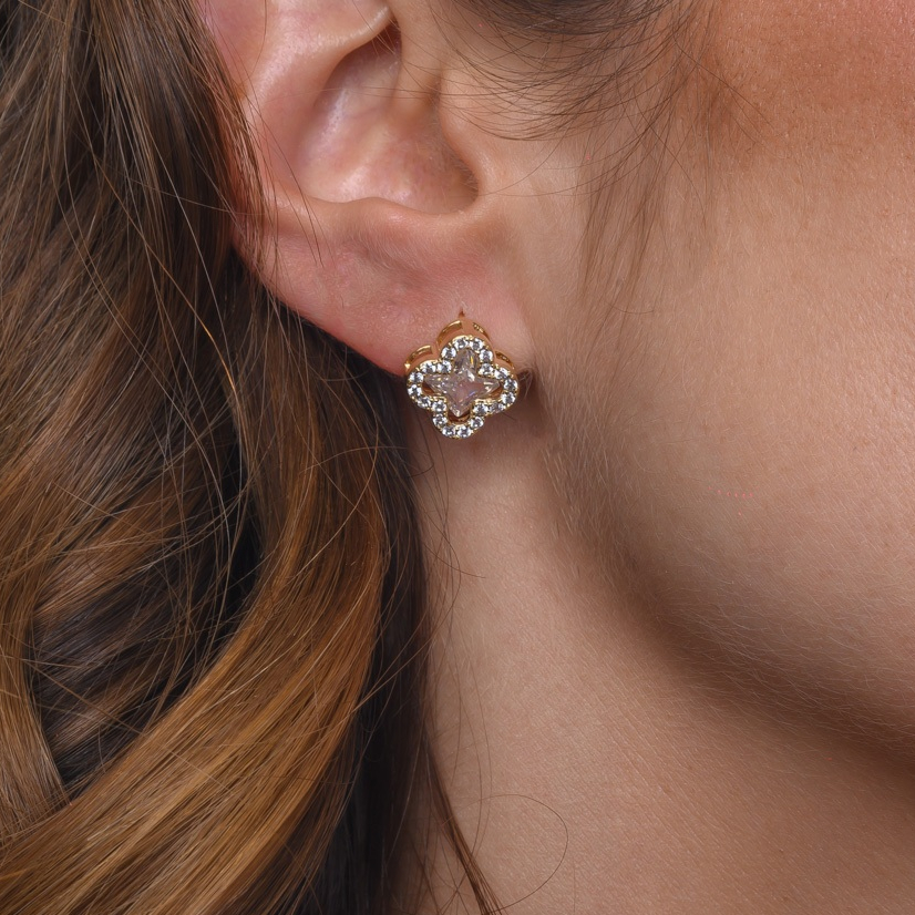 Brinco Trevo Cravejado com Banho em Ouro 18k em Oferta na Shopee