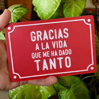 Plaquinha decorativa GRACIAS A LA VIDA (10x15cm) PLA placa de rua com frases divertidas e positivas em Oferta na Shopee