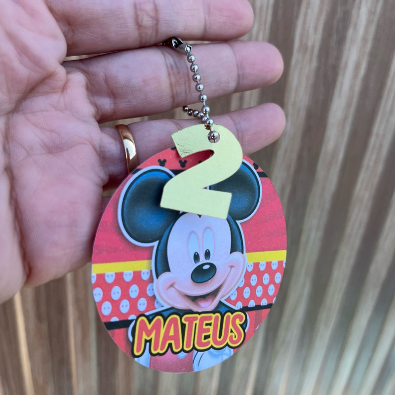 TAG APLIQUE Mickey com número dourado e correntinha na cor níquel - ESCOLHA O TEMA QUE DESEJA