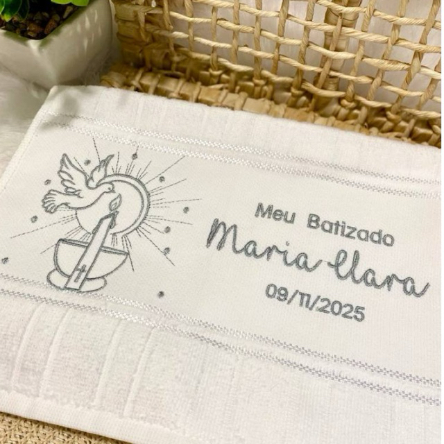 Toalhinha de Batizado Bordada Personalizada com Nome – Lembrancinha com Pomba e Vela Prata