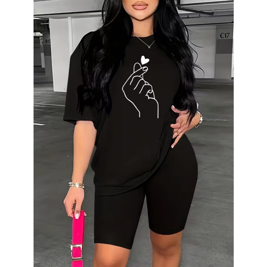 Camiseta Feminina Estilo Coreano Preta com Estampa de Mão e Coração, Look Casual Tumblr Moderna e Confortável