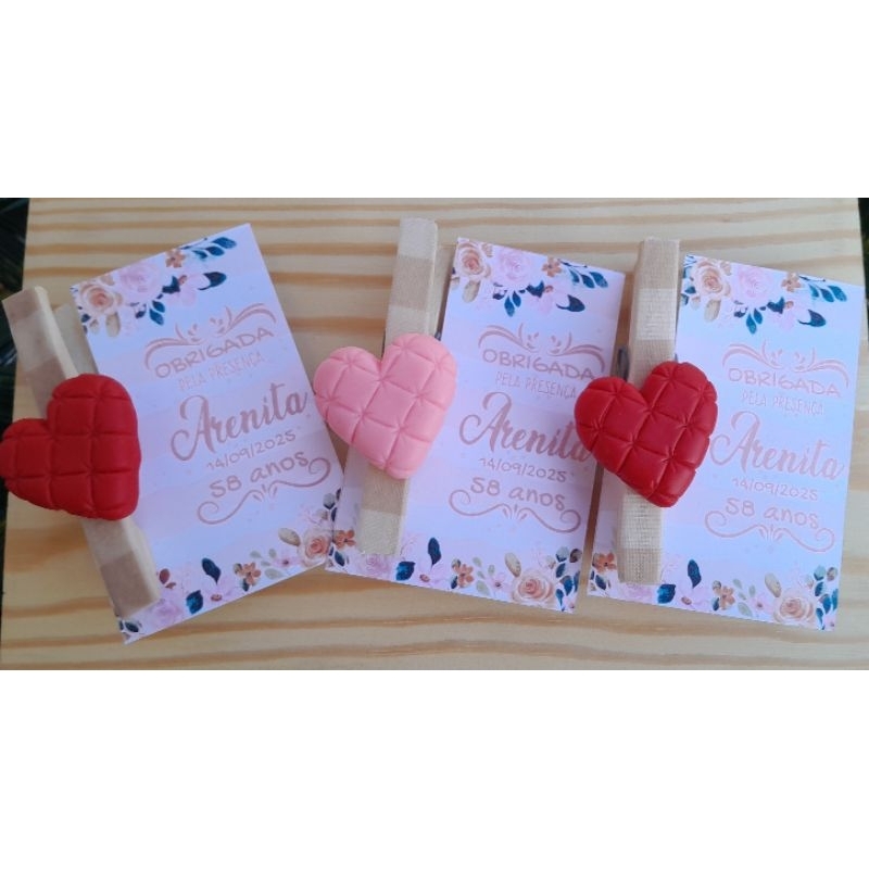 Prendedores com apliques em biscuit para lembrancinha