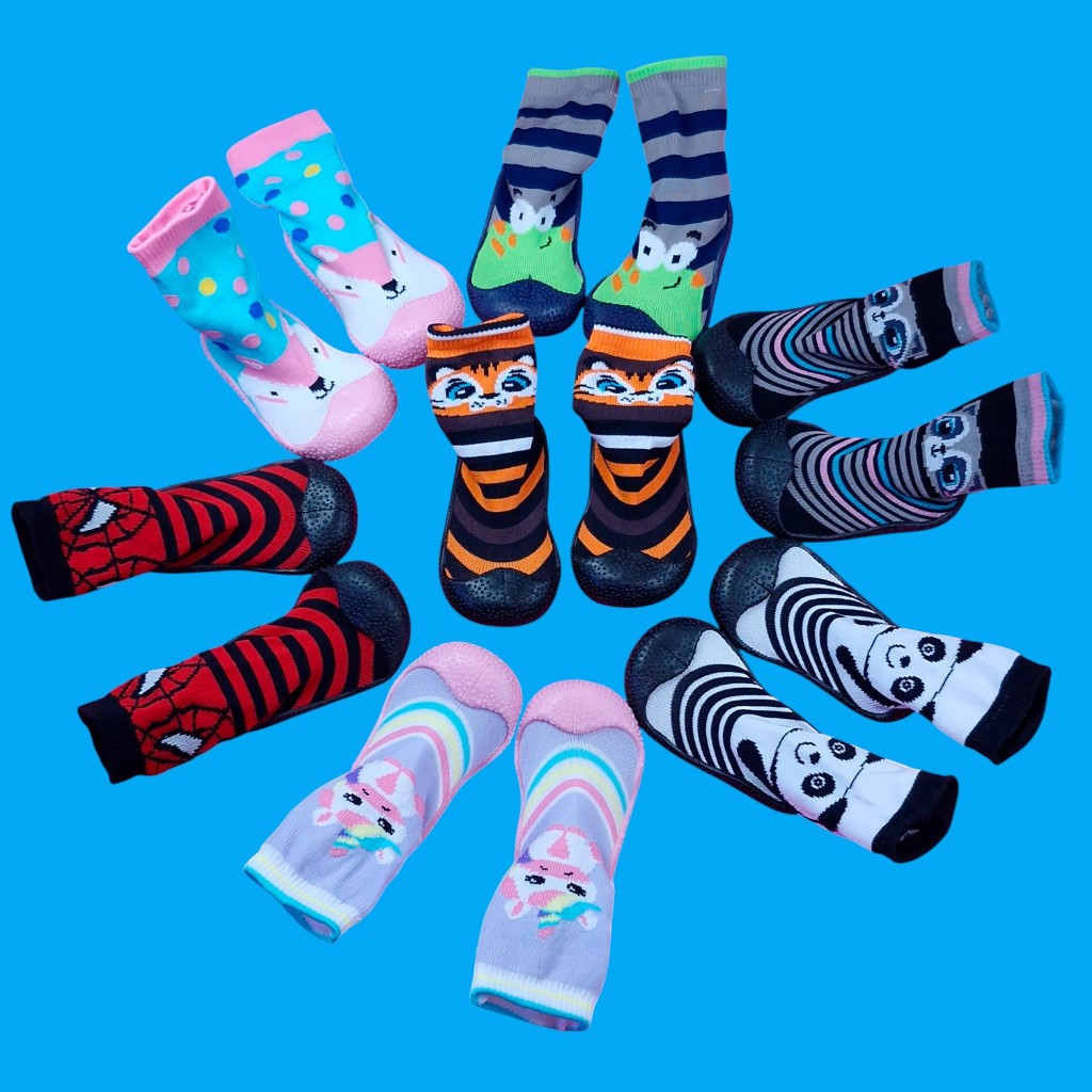 Kit 3 Pares Meia com Sola Sortida Bebê Cano Longo Antiderrapante Lolikids Personagem Meninos Meninas em Oferta na Shopee