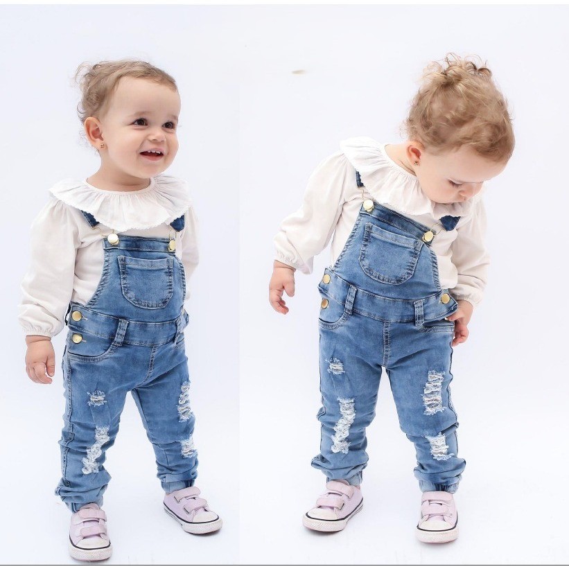 Macacão Jeans Destroeyd Menina com Detalhe de llhós nas Alças