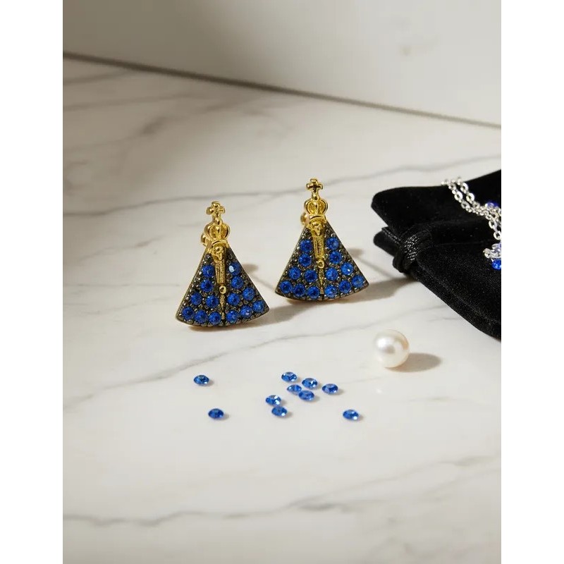BRINCO NOSSA SENHORA APARECIDA MANTO AZUL CRAVEJADO FOLHEADO Á OURO 18K