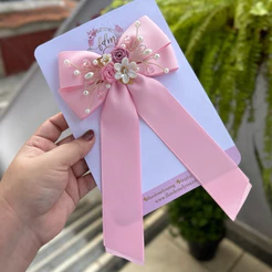 laço para festa longo com pernas e arranjo aramado com pérolas e flores para festas aniversários e daminhas de casamento