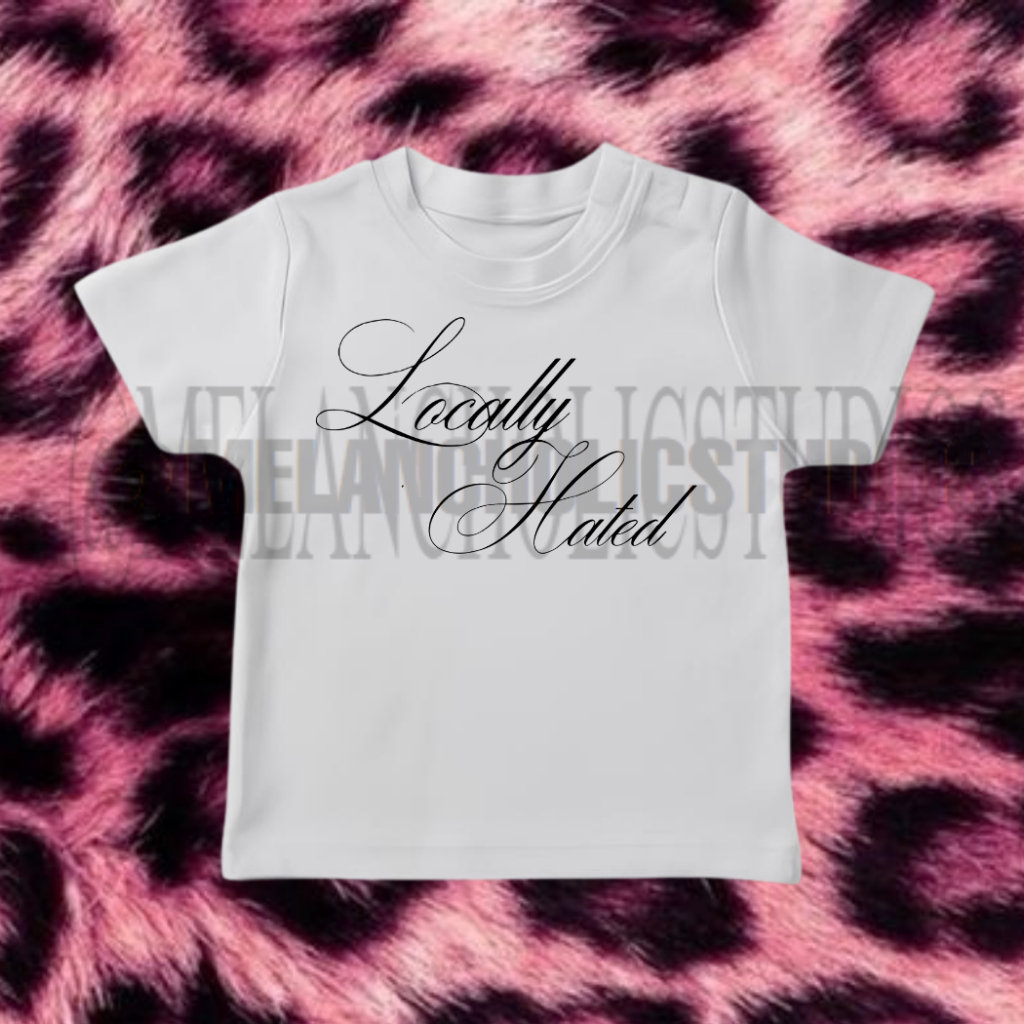 Baby Tee Feminina Locally Hated — Y2K Streetwear / Skin Fit em Oferta na Shopee