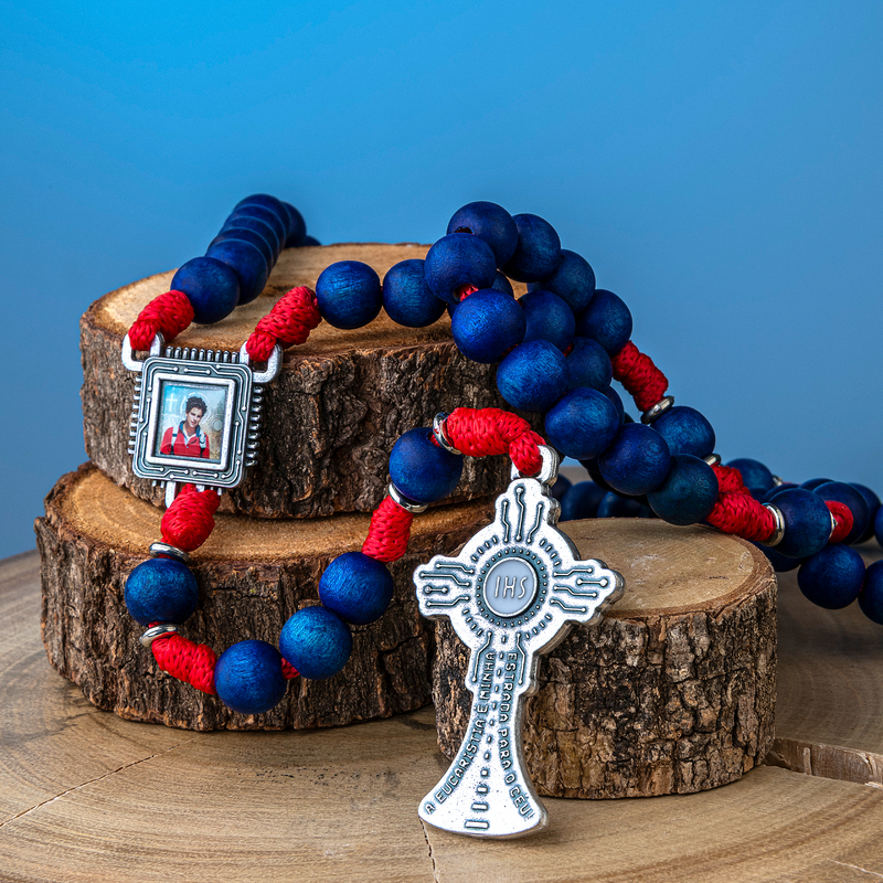 Terço Carlo Acutis em Madeira Imbuia Azul 10mm em Oferta na Shopee