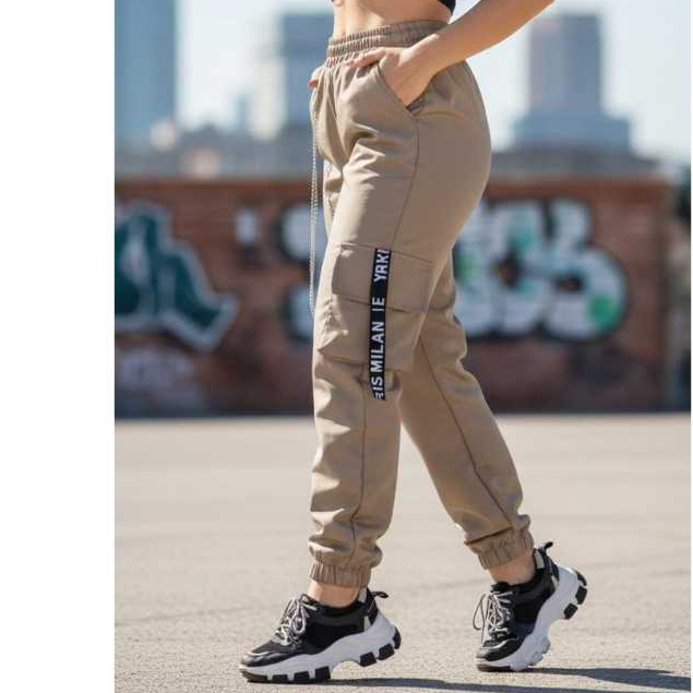 Calça Cargo Jogger Feminina Com Corrente e bolsos laterais