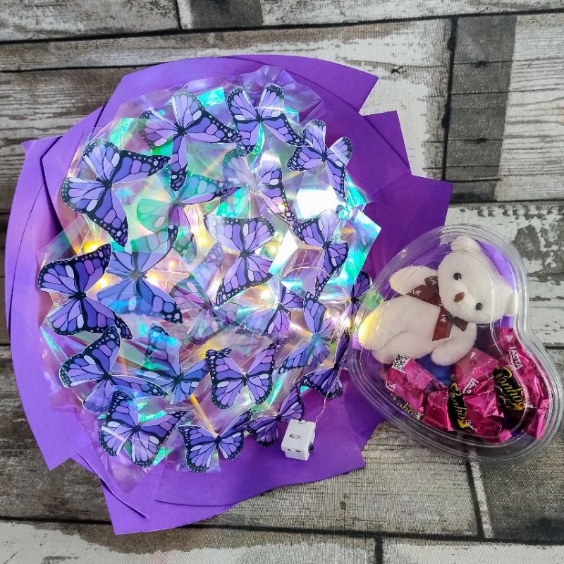 Buquê de borboletas + led + embalagens coração com bombons e urso com 20 borboletas