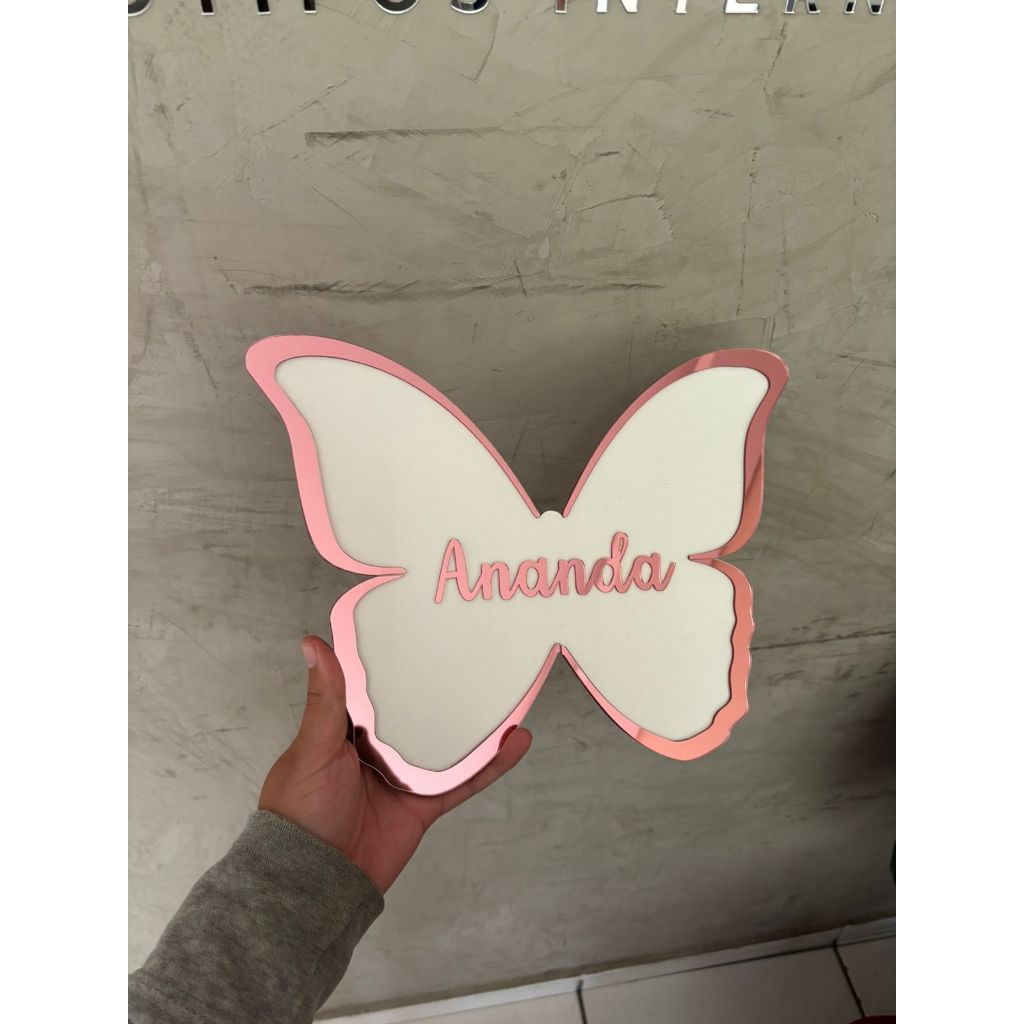 Enfeite Porta Maternidade Borboleta Acrílico Fundo MDF Decoração Quarto Infantil Menina Nome Personalizado + Brinde