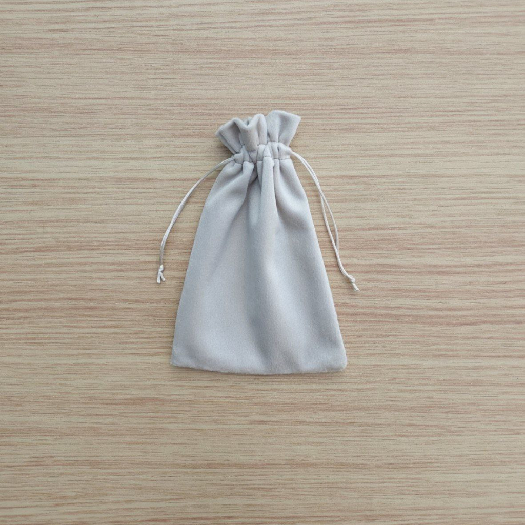 Kit 25 Saquinhos sacos de veludo7x9/9x12/10x15 ideal para joias, semi joias, brincos, bijuterias,aneis