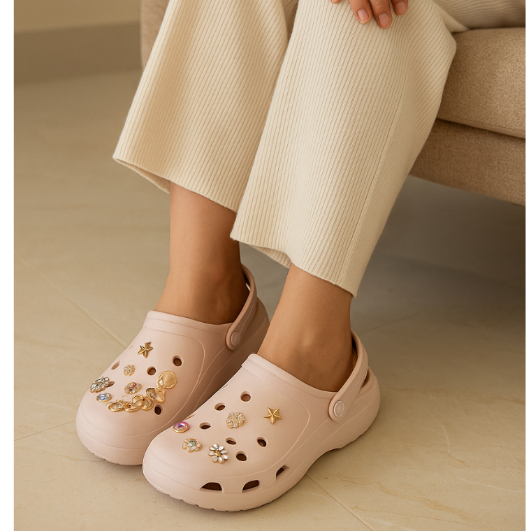 Babuche com Pins Apliques Exclusivos Conforto Sandalia feminina Preto Bege Off
