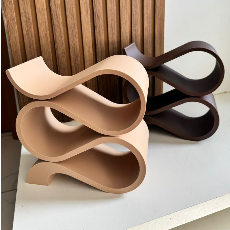 Adega de mesa com suporte para vinho elegante e sofisticada.