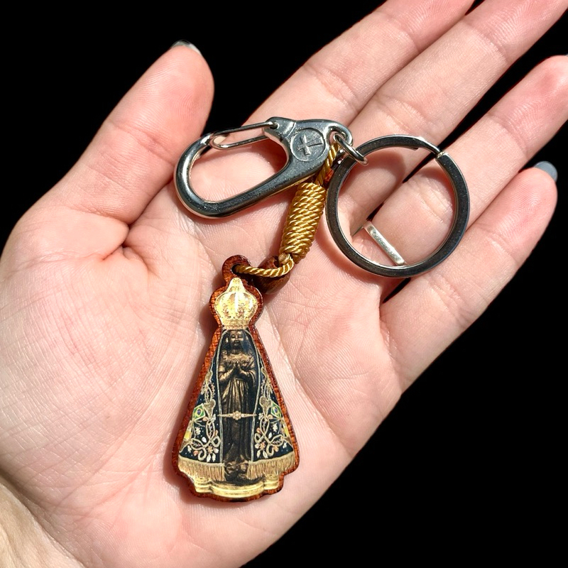Chaveiro de Nossa Senhora Aparecida de Madeira Pau Brasil Resinado/Mosquete Aço Inox