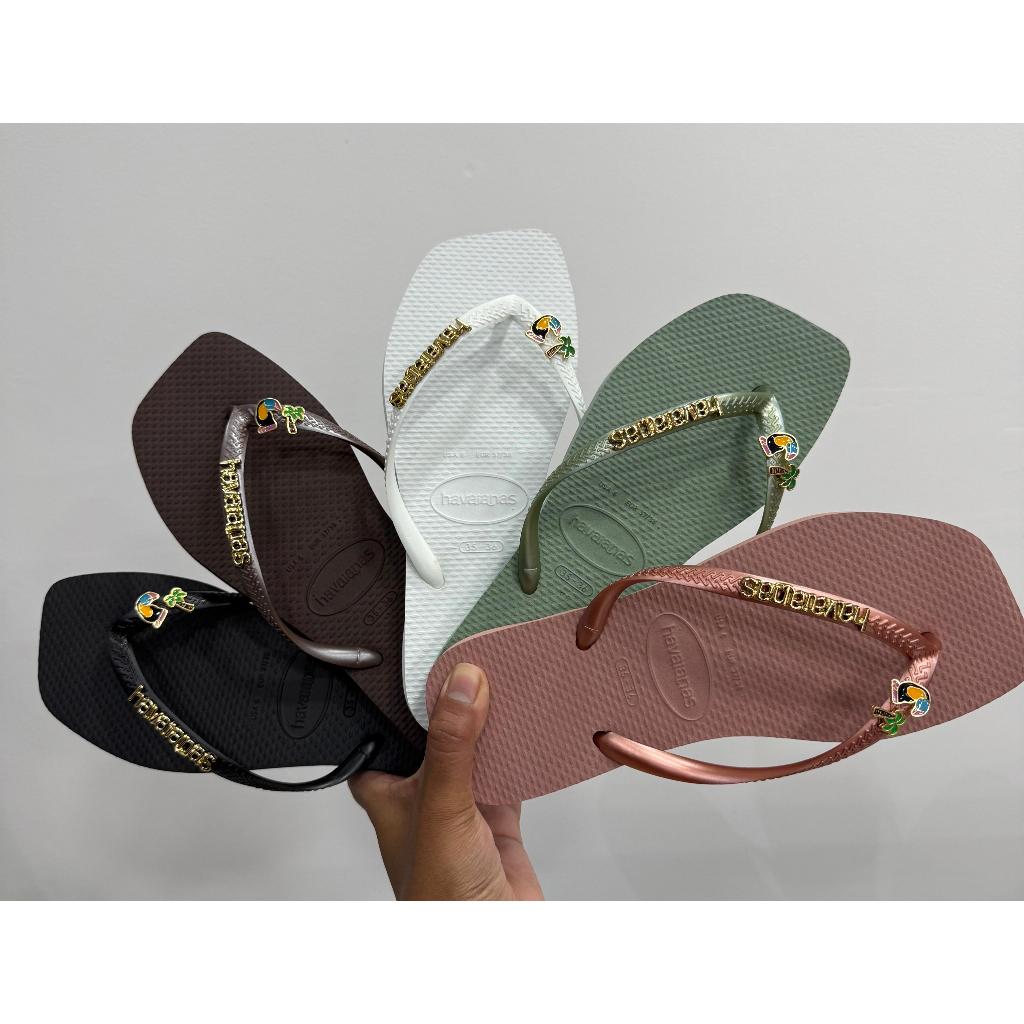 Chinelo Havaianas Slim Square Plaquinha Logo Dourada com Pin Tucano e Coqueiro