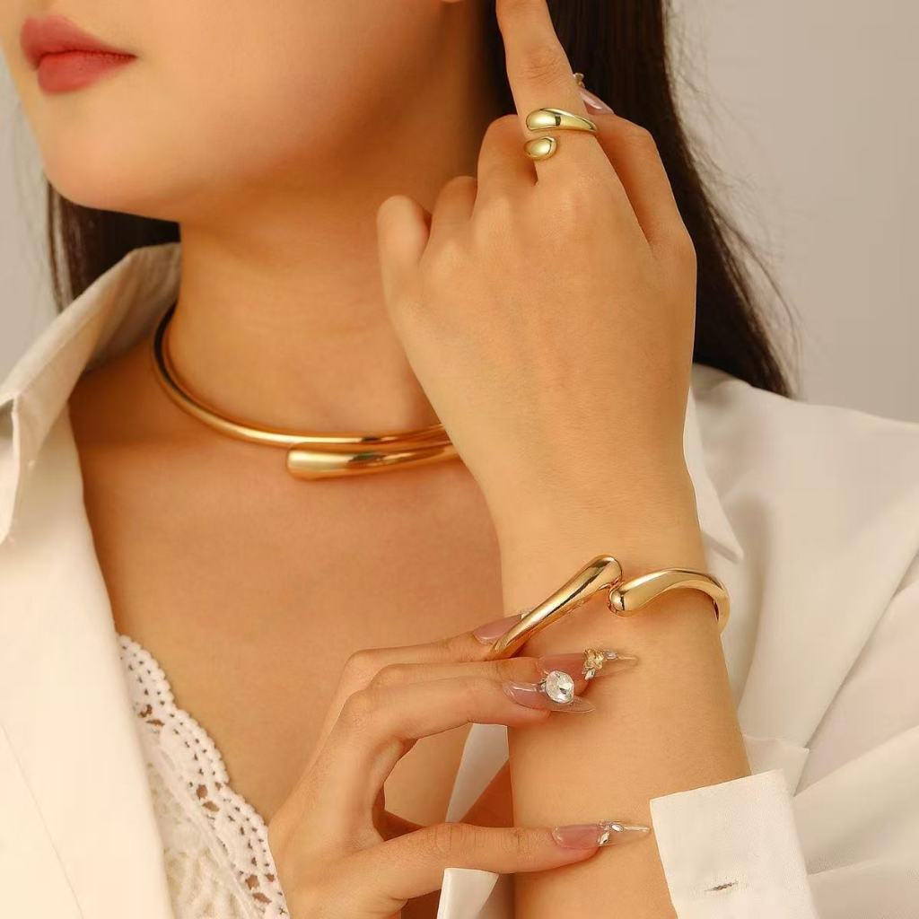 Conjunto Feminino Dourado ou Prata – Brincos, Bracelete e Anel Gota Médio Elegante para Festas e Dia