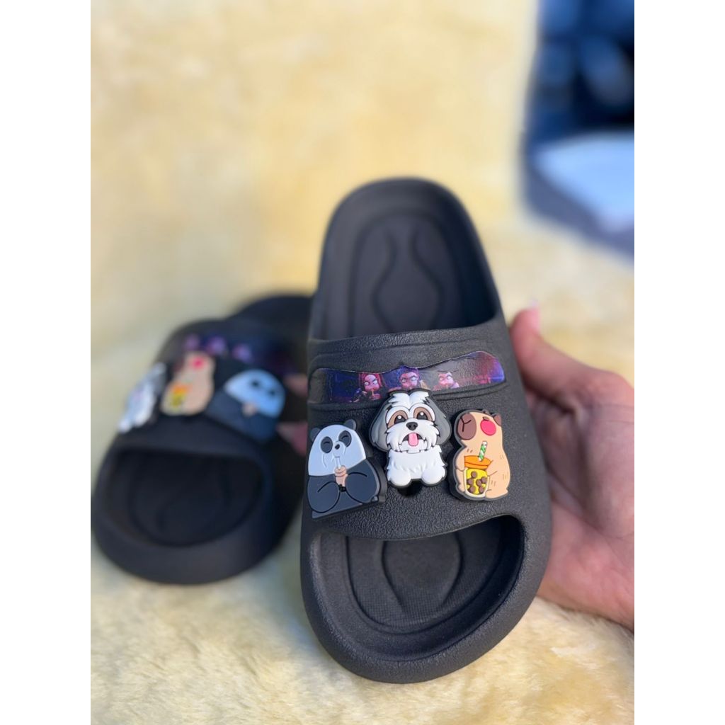 Chinelo Slide Infantil Babuche Estiloso Casual Desenho Personagem Confortavel + Pins