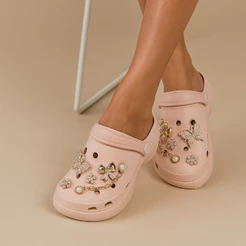 Sandalia Babuche com Enfeite Bottons Pins Apliques Exclusivos Conforto Sandalia Chinelo feminino