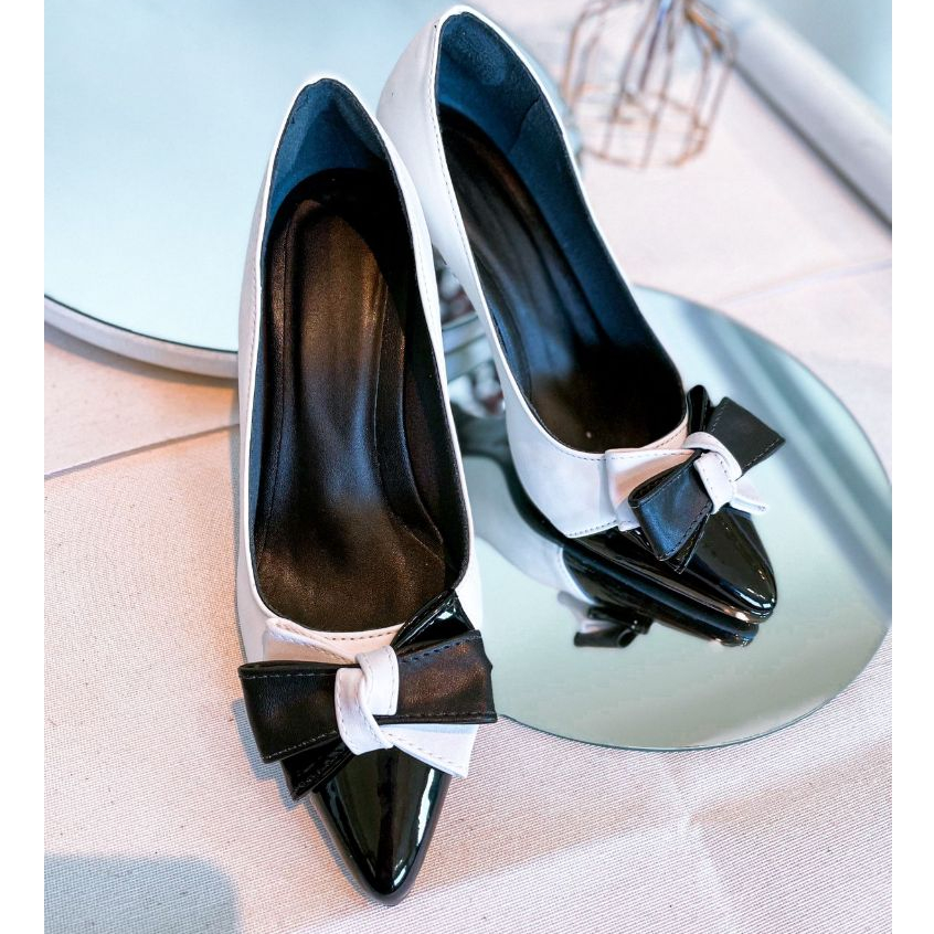 Scarpin Branco com Verniz Preto e Laço Multcolorido