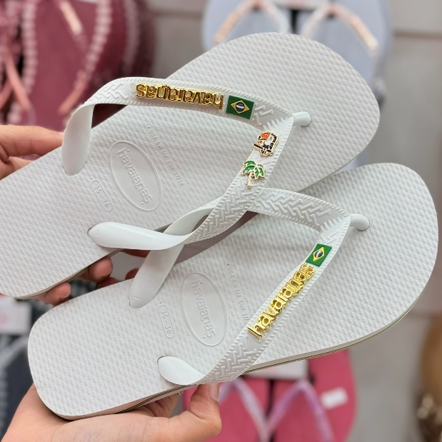 Chinelo Havaianas Brasil com Placa Logo e Pingente Tucano e Coqueiro Modelo Tradicional Branco em Oferta na Shopee