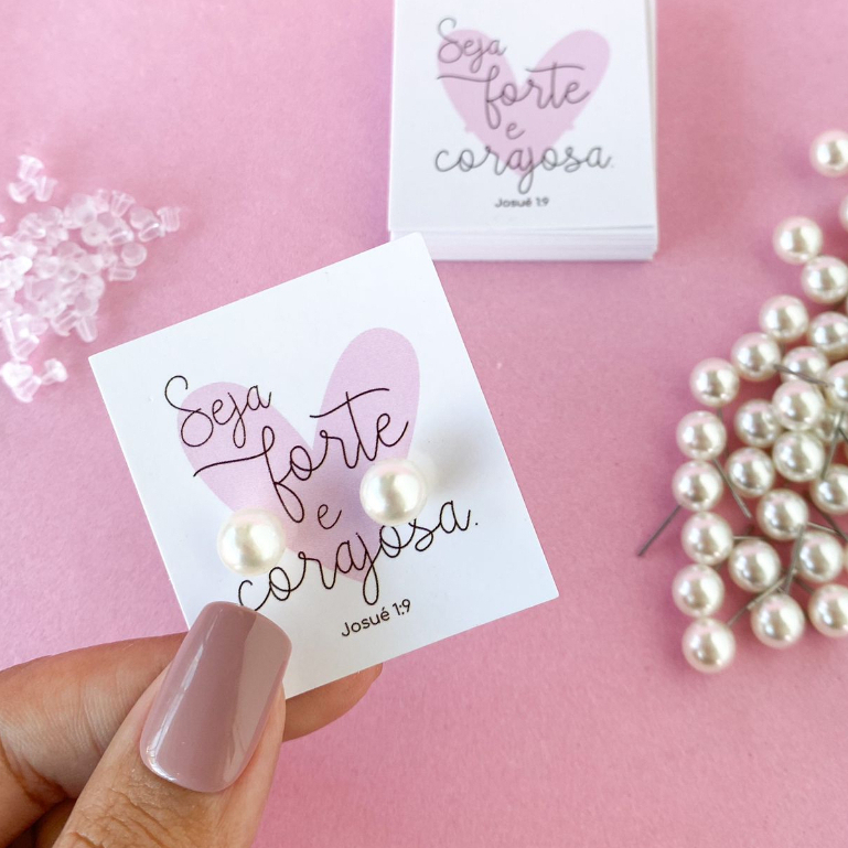 50 Pares de Brinco de Perola + tag Mimo para cliente Mensagem Biblica em Oferta na Shopee