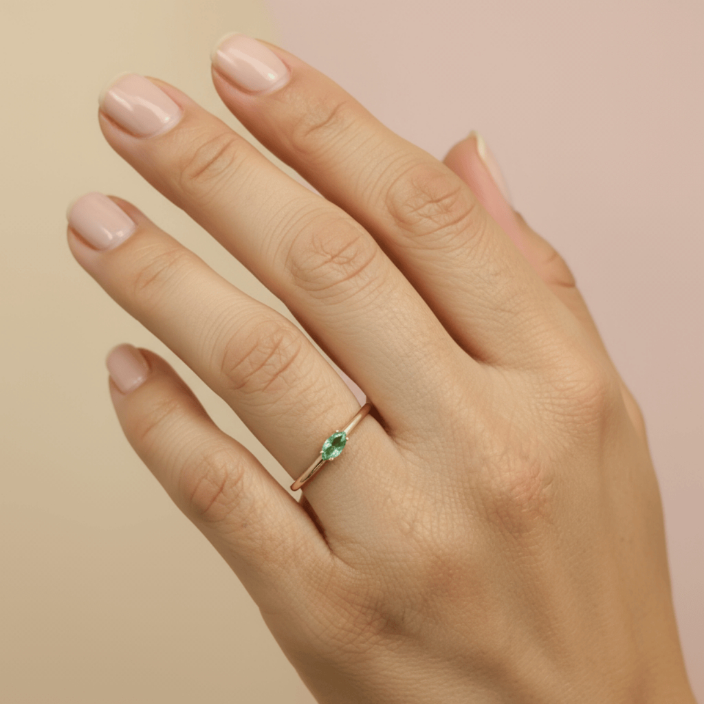 Anel com Esmeralda Natural Navete em Ouro Amarelo 18k – Joia Fina e Sofisticada