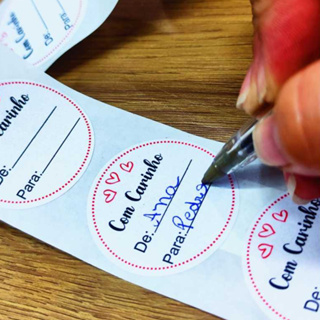 Etiqueta Adesiva Dedicatória De Para Presente Delivery Com Carinho 4Cm em Oferta na Shopee