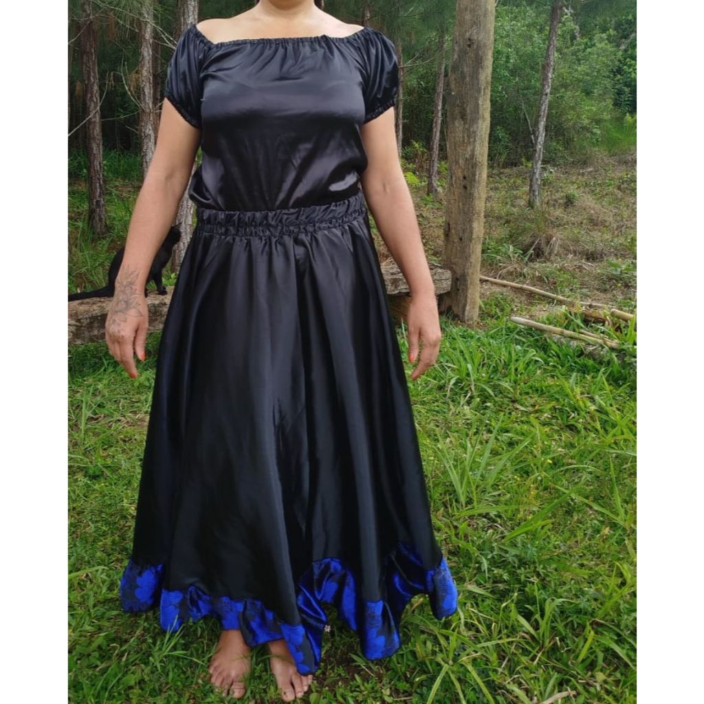 Saia Preta em Cetim com Babado Estampado com flores Roxa, Azul e Preta com 4 metros de roda Umbanda Candomblé Pombogira