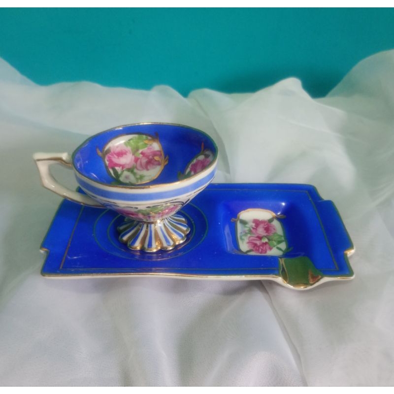 Antiga xícara para café com cinzeiro em porcelana floral