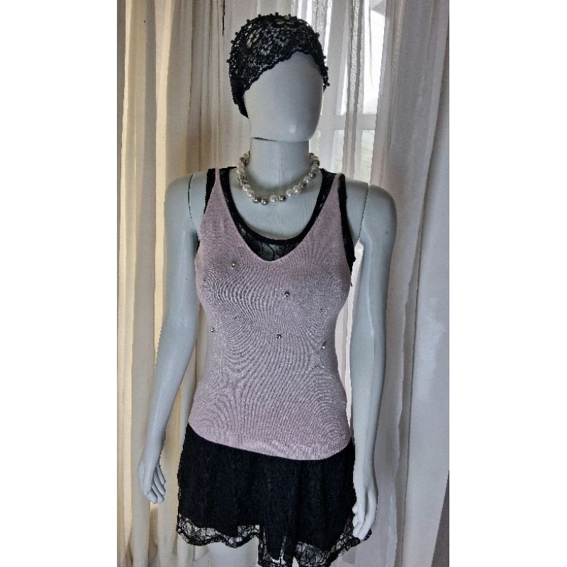 Blusa rosa com brilho e pedrinhas strauss da A&DD. TAM G VesteM também. . moda brechó