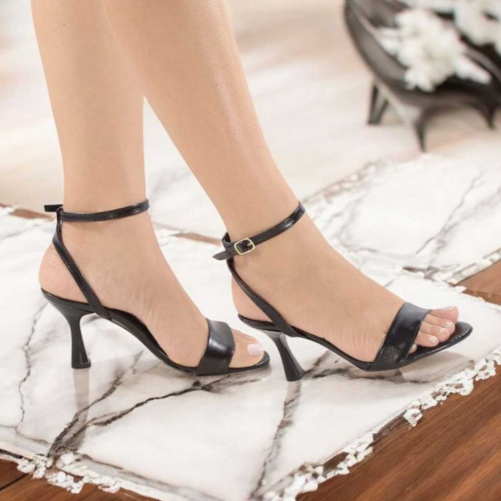 Sandália Feminina Gisele Aberta Salto Taça Ampulheta Medio Tira Fina Bico Redondo Festa Confortavel