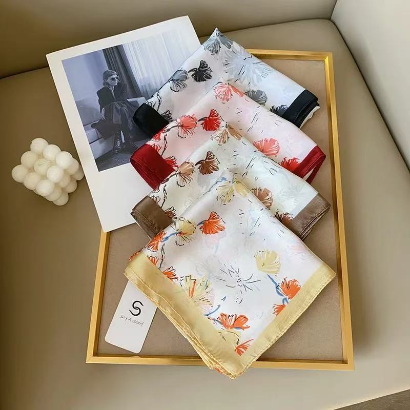 Lenço Feminino de Cetim com Estampa Floral Preta – Toque Suave e Elegante90*90 Lenço Feminino de Cetim com Estampa Floral Preta – Toque Suave e Elegante90*90