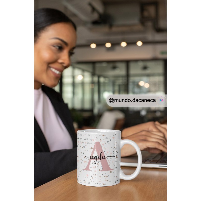 Caneca Personalizada com a Inicial e seu Nome de Porcelana Fundo Diferente (Temos todas as Iniciais)
