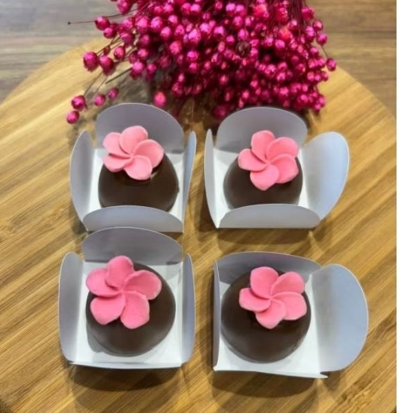 Apliques pasta americana sprinkles, Flores Helice decoração brigadeiro e doces, aplique açúcar, 10 unidades em Oferta na Shopee