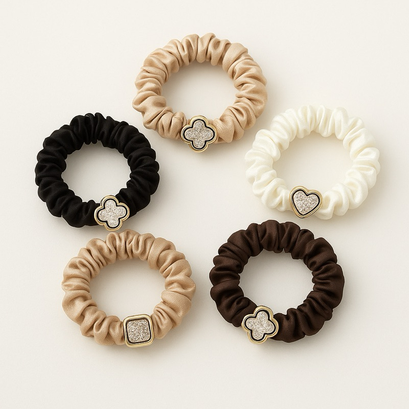 Kit 5 Xuxinhas de Cetim com Pingentes Luxuosos – Cores Neutras e Elegantes em Oferta na Shopee