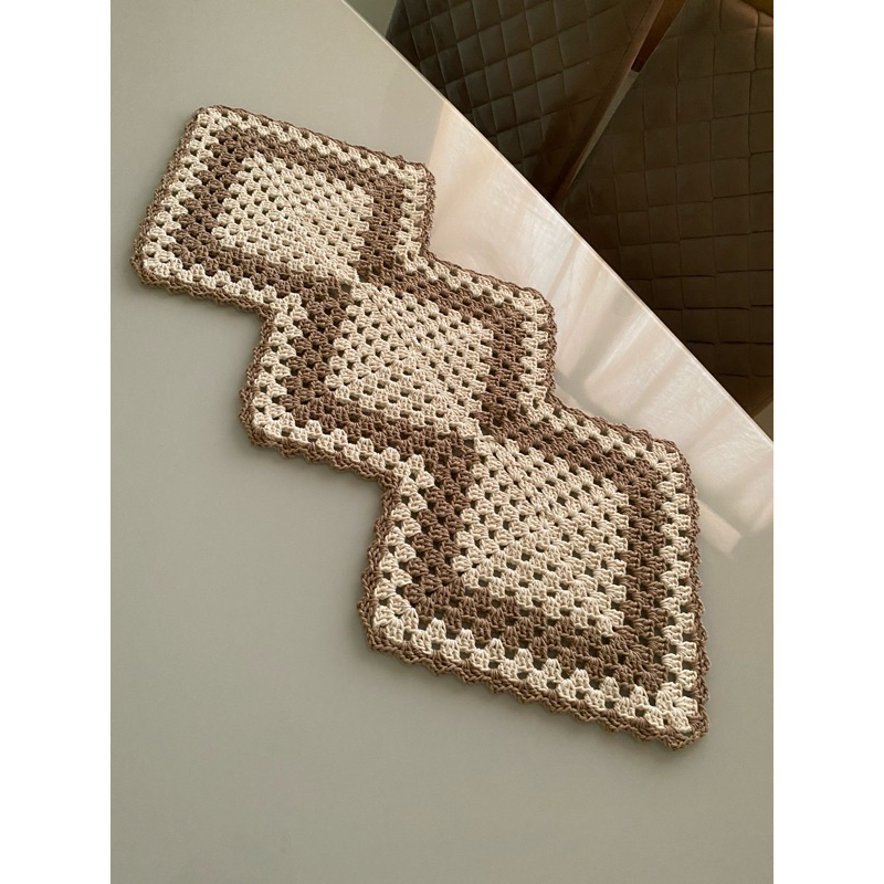 caminho de mesa ou trilho de mesa de crochê/ medidas 87 x 37