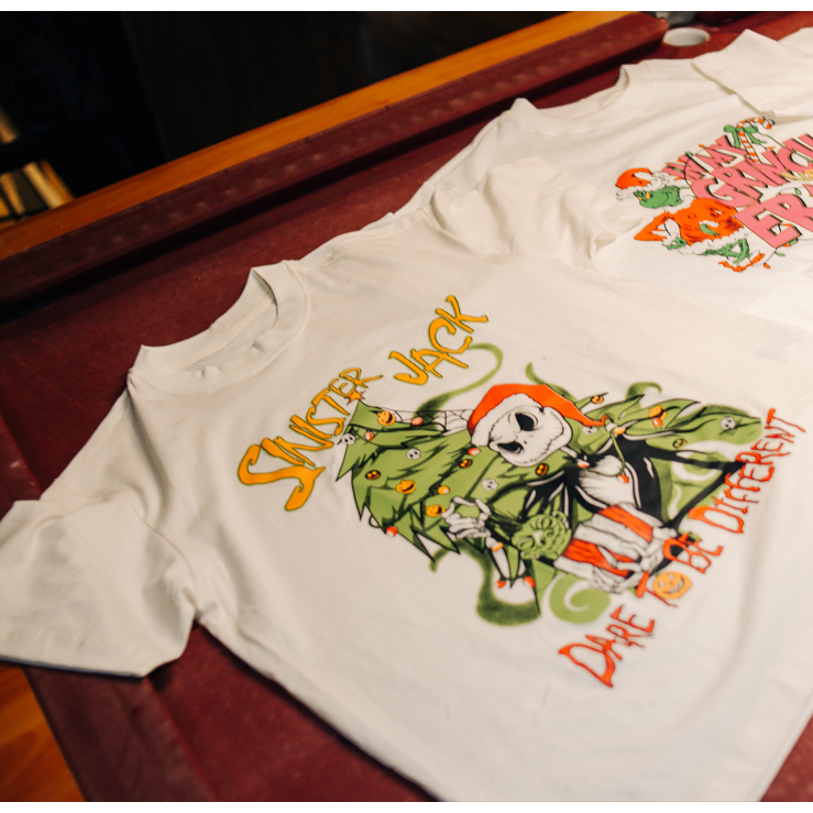 CAMISETA JACK SINISTER OFF WHITE CAMISA NATALINA ALGODÃO OVERSIZED UNISSEX FESTA ESTRANHO MUNDO DE JACK AMÁLIAS CONCEPT