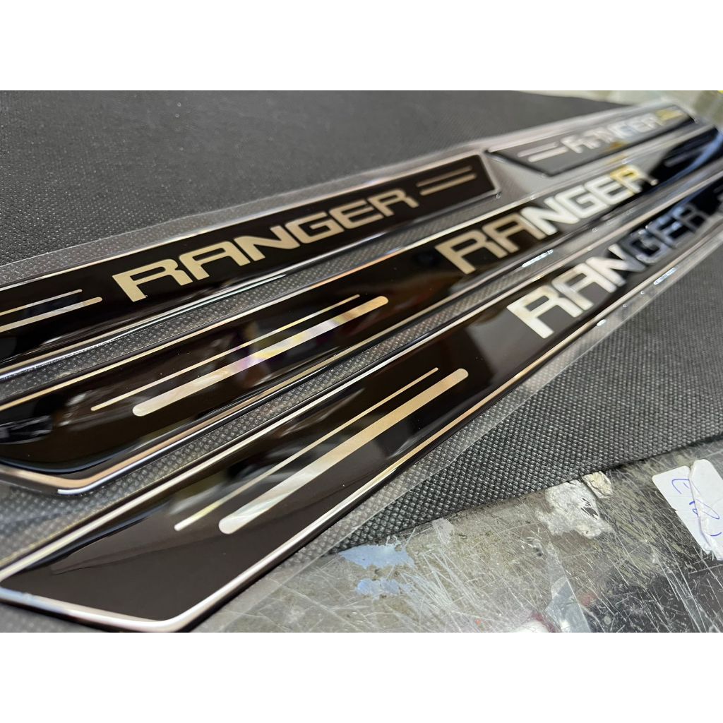 Soleira de Porta Resinada Preta para Ford Ranger – Proteção e Estilo