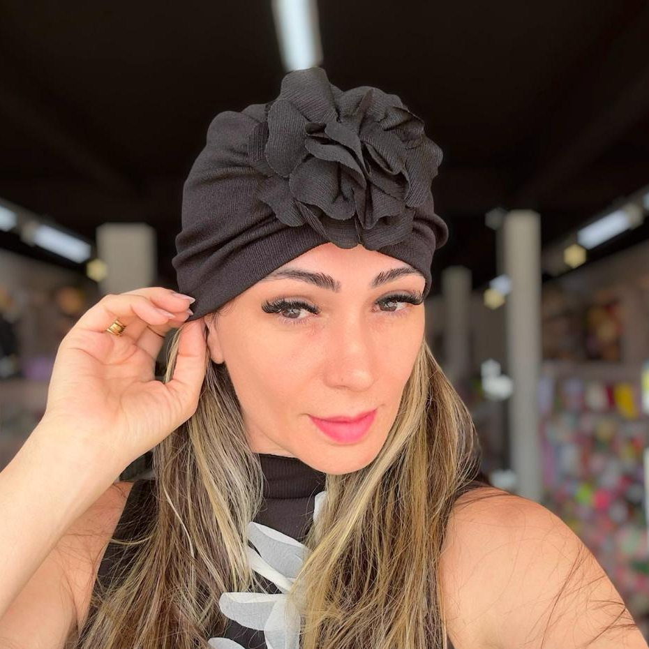 Turbante Feminino Modelo Pétalas de Flor Tecido Canelado com Brilho Suave Estilo e Conforto
