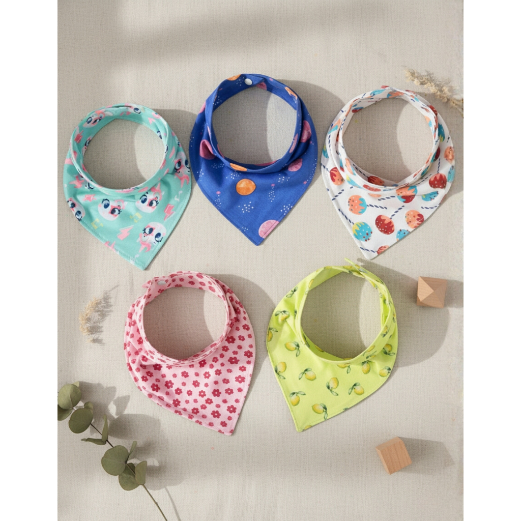 Kit 5 Babador Impermeavel Bandana Bebe com Botão 100% Algodão Ajuste Regulável Kit Babador Bandana