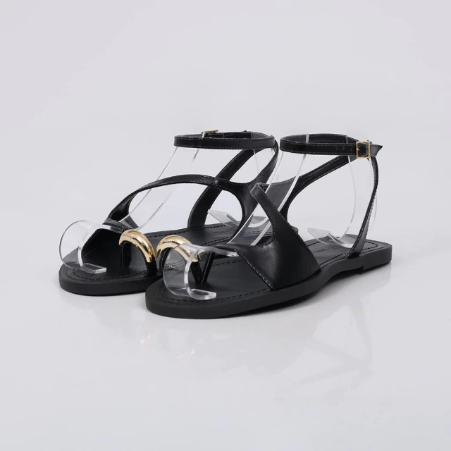 Sandália Rasteira Feminina Not Me Shoes Malta Preta com Tiras Douradas e Detalhe Dedal Moderno