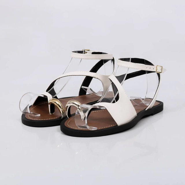 Sandália Rasteira Feminina Not Me Shoes Malta Off White com Tiras Douradas e Detalhe Dedal Moderno