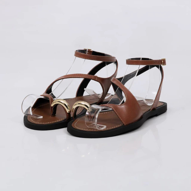 Sandália Rasteira Feminina Not Me Shoes Malta Caramelo com Tiras Douradas e Detalhe Dedal Moderno