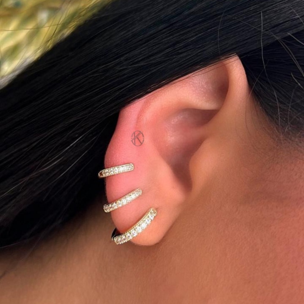 Kit três Pares Brinco Argolas Feminino Dedicado Minimalista Finas Cravejadas – Semijóia Banhado em Ouro 18k