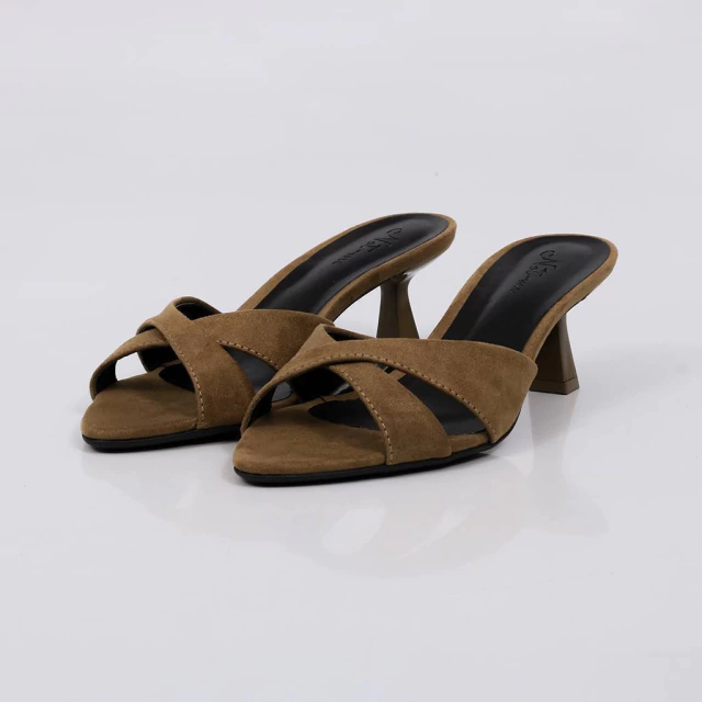 Tamanco Feminino Not Me Shoes Portugal Marrom com Salto Fino e Tiras Cruzadas Elegantes e Modernas
